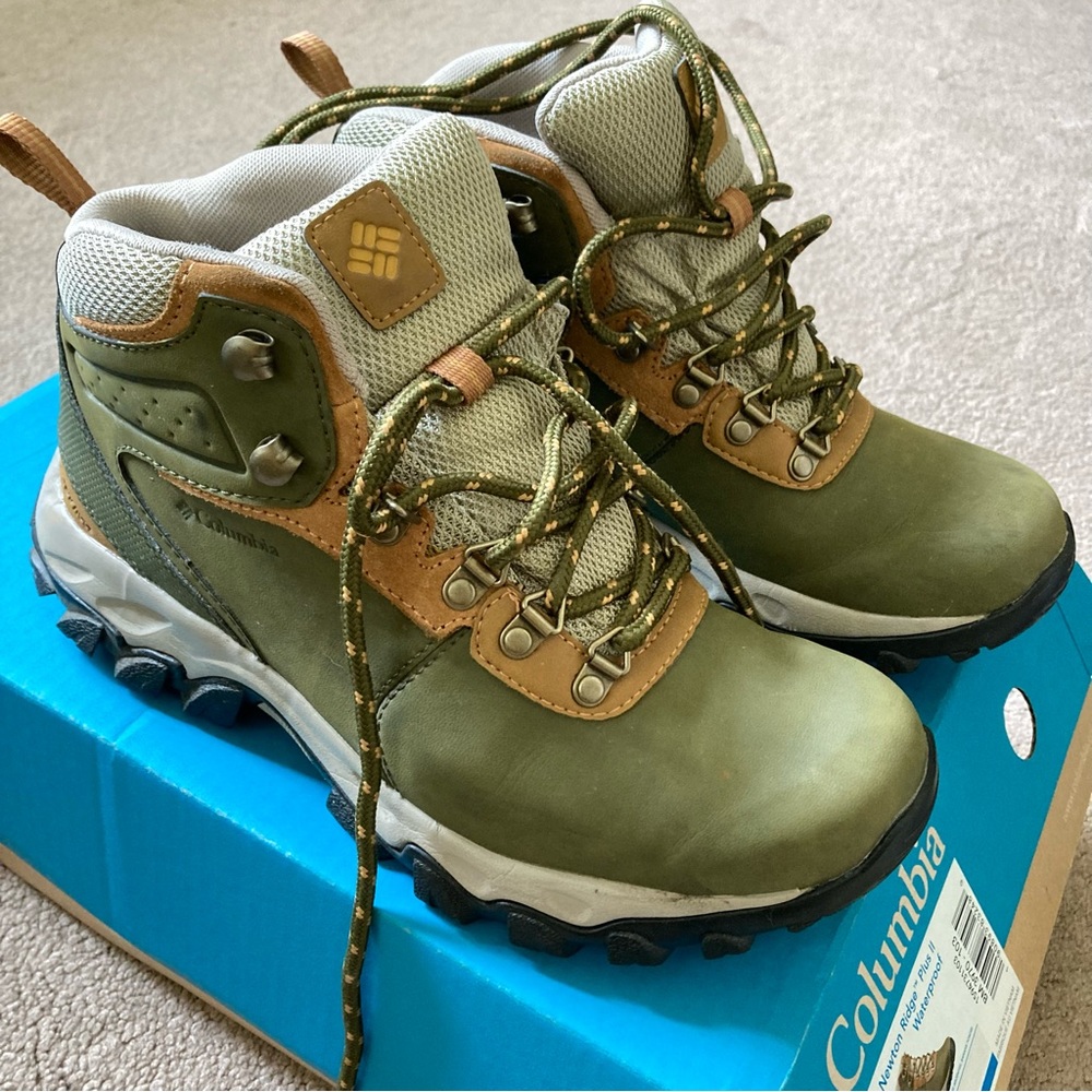 Columbia Green and Tan Men's Boots